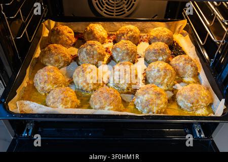Une plaque de boulettes de viande cuites au four. Banque D'Images