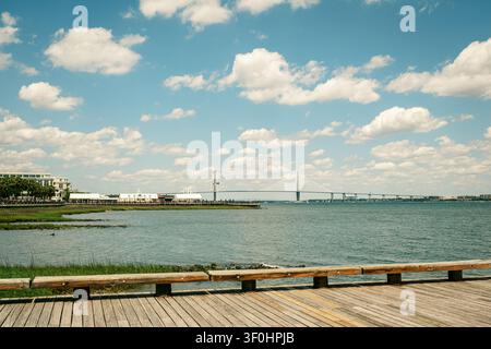 Pont Arthur Ravenel Jr. et un quai à Charleston, Caroline du Sud Banque D'Images