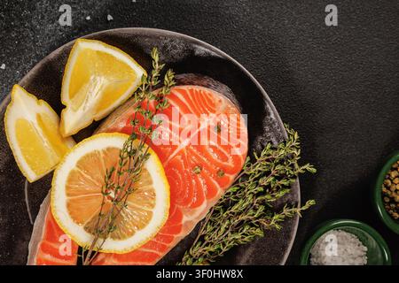 Portion de saumon sain avec des herbes et des agrumes en gros plan Banque D'Images