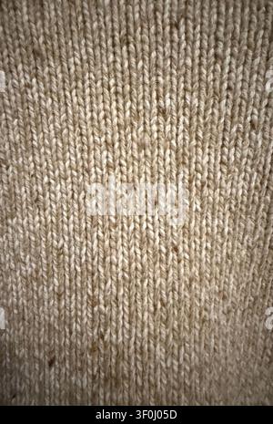 Fond en texture de tissu tricoté, gros plan d'un motif textile entrelacé beige avec des fibres naturelles. Photo mobile Banque D'Images