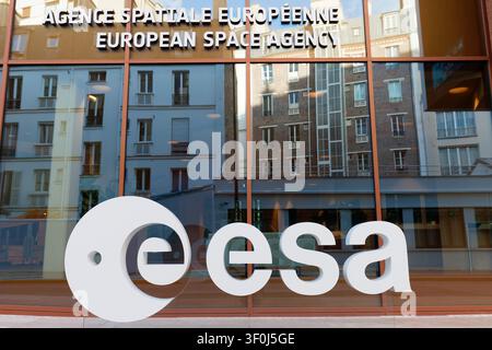 PARIS, FRANCE - 15 mars 2026 : Le logo du siège de l'Agence spatiale européenne (ASE) situé rue Mario Nikis dans le 15e arrondissement de Paris. L'ASE reste Banque D'Images