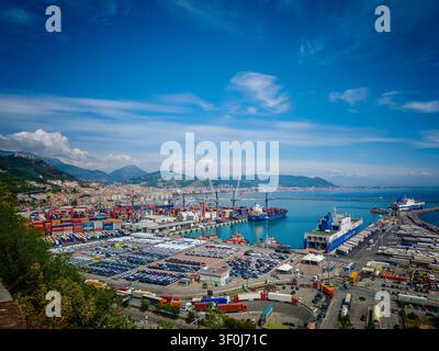 07 08 2026 - Salerne, Italie. Vue aérienne de Salerne. Panorama aérien de la ville de Salerne, du port et de la baie de Salerne, une côte méditerranéenne époustouflante et Banque D'Images