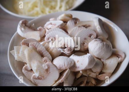 Grossissement de champignons blancs fraîchement coupés Banque D'Images