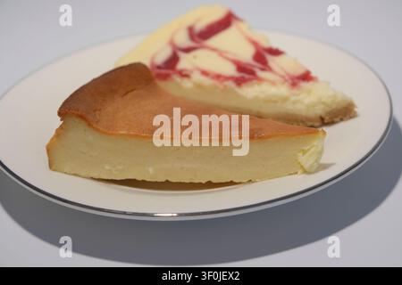 Gros plan d'une part de cheesecake classique sur fond blanc Banque D'Images
