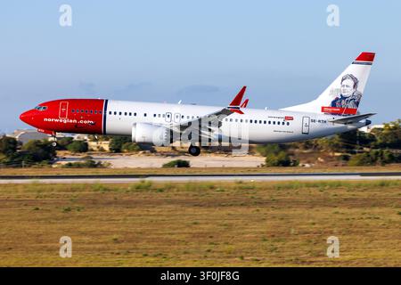 Boeing 737-8 MAX de Norwegian Air Sweden (REG : SE-RTH) arborant un portrait de "Minna Canth" sur la dérive. Banque D'Images