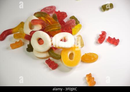 gros plan de bonbons gélifiés colorés et sucreries en gelée Banque D'Images