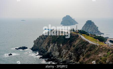 Vue panoramique du Skywalk d'Oryukdo, une passerelle en verre à couper le souffle s'étendant sur 35 mètres depuis la falaise, avec les magnifiques îles d'Oryukdo en arrière-plan Banque D'Images