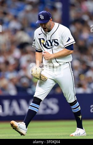 St. Petersburg, FL : Le lanceur partant des Tampa Bay Rays, Shane McClanahan (18), célèbre après avoir mis le frappeur désigné des New York Yankees, Ben Rice (2), sur le banc Banque D'Images