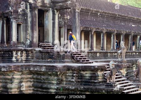Touristes visitant le complexe du temple d'Angkor Wat, au Cambodge. Angkor Wat est un complexe de temples au Cambodge et le plus grand monument religieux du monde. Banque D'Images