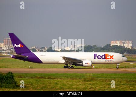 Un avion Boeing 767-300F de FedEx avec l'immatriculation N107FE se préparant à décoller. Banque D'Images