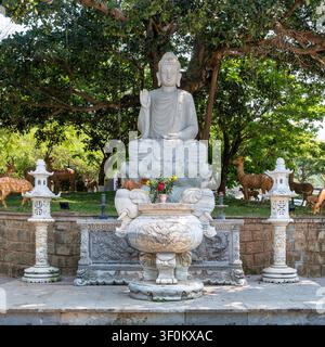 Statue de Bouddha en marbre blanc avec brûleur d'encens et sculptures de cerfs à la pagode Linh Ung, péninsule de Sơn Trà, Đà Nẵng, Vietnam Banque D'Images