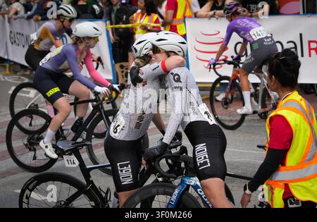Vancouver, Canada. 8 juillet 2026. Skylar Schneider (R) des États-Unis célèbre avec sa coéquipière après avoir remporté la course professionnelle féminine lors du Global Relay Gastown Grand Prix 2026 à Vancouver, Colombie-Britannique, Canada, le 8 juillet 2026. Crédits : Liang Sen/Xinhua/Alamy Live News Banque D'Images
