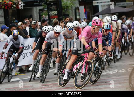 Vancouver, Canada. 8 juillet 2026. Les cyclistes rivalisent lors de la course professionnelle masculine du Global Relay Gastown Grand Prix 2026 à Vancouver, Colombie-Britannique, Canada, le 8 juillet 2026. Crédit : Liang Sen/Xinhua/Alamy Live News Banque D'Images
