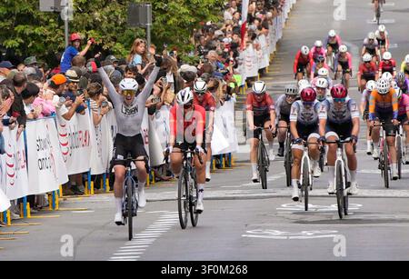 Vancouver, Canada. 8 juillet 2026. Skylar Schneider (devant à gauche) des États-Unis célèbre alors qu'elle franchit la ligne d'arrivée pour remporter la course professionnelle féminine lors du Global Relay Gastown Grand Prix 2026 à Vancouver, Colombie-Britannique, Canada, le 8 juillet 2026. Crédit : Liang Sen/Xinhua/Alamy Live News Banque D'Images
