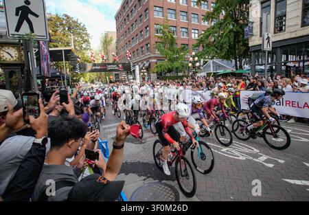 Vancouver, Canada. 8 juillet 2026. Les cyclistes rivalisent lors de la course professionnelle masculine du Global Relay Gastown Grand Prix 2026 à Vancouver, Colombie-Britannique, Canada, le 8 juillet 2026. Crédit : Liang Sen/Xinhua/Alamy Live News Banque D'Images