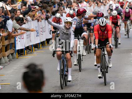 Vancouver, Canada. 8 juillet 2026. Skylar Schneider (devant à gauche) des États-Unis célèbre alors qu'elle franchit la ligne d'arrivée pour remporter la course professionnelle féminine lors du Global Relay Gastown Grand Prix 2026 à Vancouver, Colombie-Britannique, Canada, le 8 juillet 2026. Crédit : Liang Sen/Xinhua/Alamy Live News Banque D'Images
