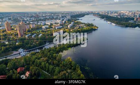 Vue aérienne par drone regardant vers le nord le long du canal de Moscou où il rencontre le réservoir de Khimki. Banque D'Images
