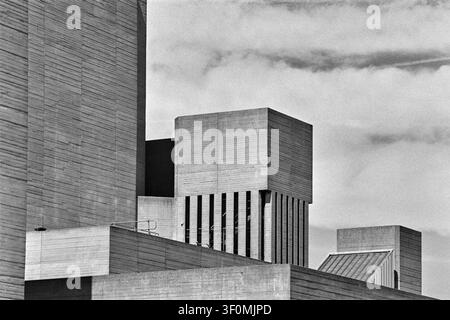 Le toit et les balcons du National Theatre, depuis le pont de Waterloo, Londres, Royaume-Uni, en monochrome Banque D'Images