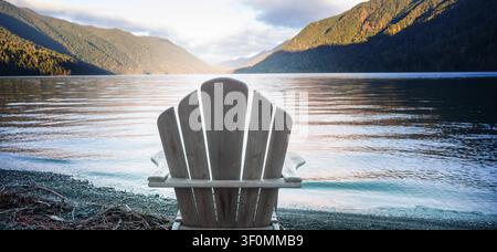 Chaise en bois sur la rive du lac Crescent, Washington, Parc National Olympique, États-Unis Banque D'Images