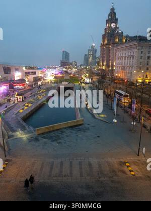 Liverpool, Royaume-Uni - 24 novembre 2019 - vue de la nuit de Liverpool waterfront depuis les fenêtres du musée de Liverpool sur les docks. Banque D'Images