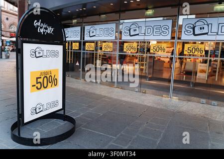 STRASBOURG, FRANCE - 1ER JUILLET 2026 : Vitrine des Galeries Lafayette dans une scène de rue urbaine affichant des panneaux „Soldes“ et -50 % sur la porte en verre Banque D'Images