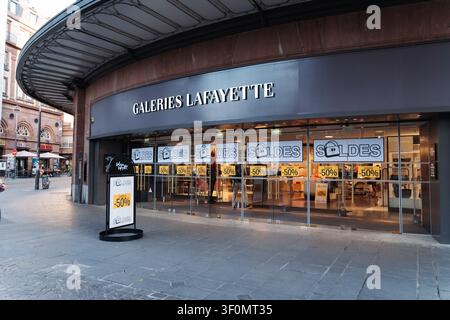 STRASBOURG, FRANCE - 1ER JUILLET 2026 : Vitrine des Galeries Lafayette dans une scène de rue urbaine affichant des panneaux „Soldes“ et -50 % sur la porte en verre Banque D'Images