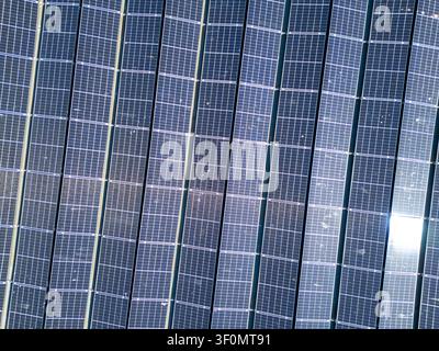 Vue aérienne de dessus d'un grand réseau de panneaux solaires sur un toit Banque D'Images