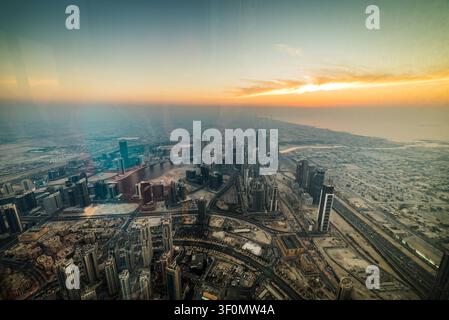 Une vue aérienne grand angle capturée depuis la plateforme d'observation du Burj Khalifa regarde vers le nord à travers Downtown Dubai, révélant les couloirs de la route Sheikh Zayed Banque D'Images