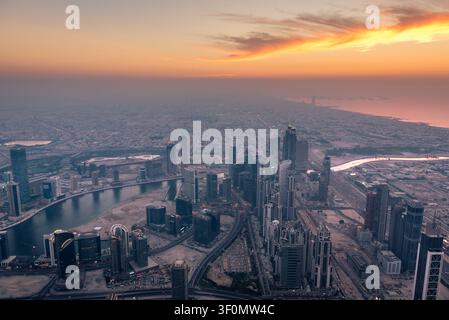 Panorama aérien étendu capturé depuis la plateforme d'observation supérieure du Burj Khalifa. Banque D'Images