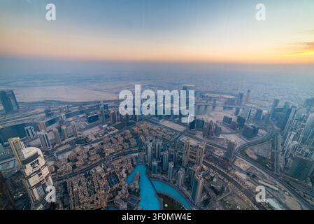 Panorama aérien étendu capturé depuis la plateforme d'observation du Burj Khalifa, regardant vers le nord à travers Downtown Dubaï. Banque D'Images