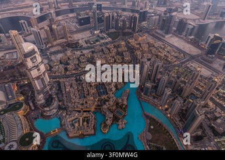 Vue aérienne panoramique de Downtown Dubai capturée depuis la plateforme d'observation du Burj Khalifa. Banque D'Images