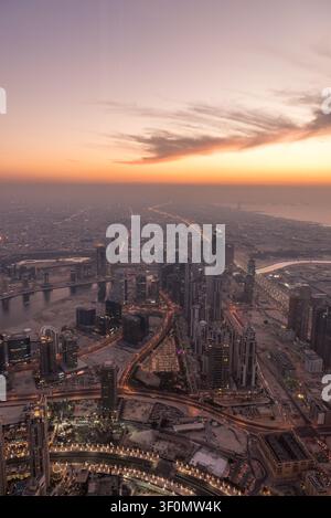 Vue panoramique aérienne regardant vers le nord sur le centre-ville de Dubaï et le corridor de la Sheikh Zayed Road, capturée depuis la plateforme d'observation supérieure du Burj Khalifa. Banque D'Images