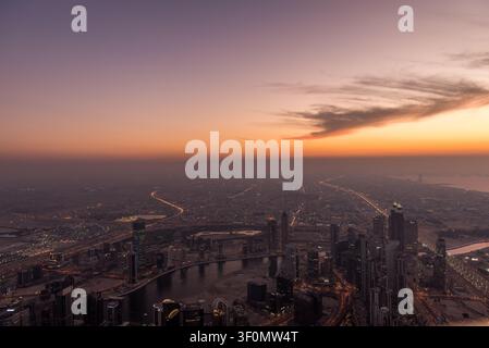 Panorama aérien étendu capturé depuis la plateforme d'observation supérieure du Burj Khalifa. Banque D'Images
