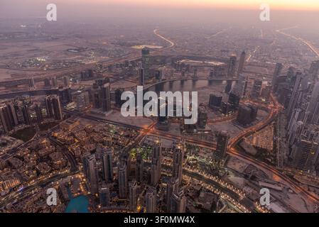 Panorama aérien étendu capturé depuis la plateforme d'observation supérieure du Burj Khalifa, regardant vers le nord à travers Downtown Dubai en direction du canal de Business Bay Banque D'Images