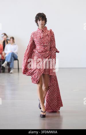 Berlin, Allemagne, 5 juillet 2026. Un mannequin défile pour Fruche dans une robe chemise rouge à carreaux vichy lors de la Berlin Fashion Week SS27. Banque D'Images