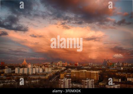 Un panorama élevé et étendu capture les vastes quartiers résidentiels de Moscou s'étendant vers le centre-ville. Banque D'Images