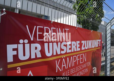 Neckarsulm, Allemagne. 09 juillet 2026. Une bannière est accrochée à la clôture devant l’usine Audi de Neckarsulm. Le jour de la réunion du conseil de surveillance de Volkswagen AG à Wolfsburg, IG Metall organise des événements d’information et de protestation à l’échelle nationale dans de nombreux sites de l’entreprise. Credit: Bernd Weißbrod/dpa/Alamy Live News Banque D'Images