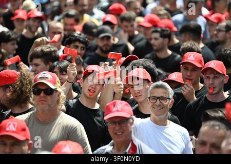 Neckarsulm, Allemagne. 9 juillet 2026. Les membres du conseil d'entreprise d'Audi, les représentants syndicaux et les membres du conseil de la jeunesse participent à un événement d'information et de protestation organisé par IG Metall devant l'usine Audi de Neckarsulm. Le jour de la réunion du conseil de surveillance de Volkswagen AG à Wolfsburg, IG Metall organise des événements d'information et de protestation à de nombreux endroits au sein du groupe à l'échelle nationale. Credit: Bernd Weißbrod/dpa/Alamy Live News Banque D'Images