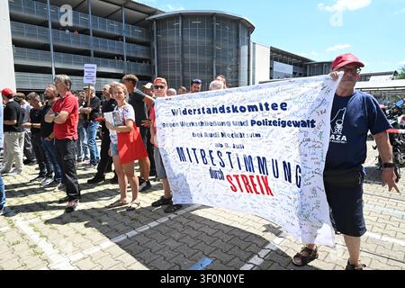 Neckarsulm, Allemagne. 9 juillet 2026. Les membres du conseil d'entreprise d'Audi, les représentants syndicaux et les membres du conseil de la jeunesse participent à un événement d'information et de protestation organisé par IG Metall devant l'usine Audi de Neckarsulm. Le jour de la réunion du conseil de surveillance de Volkswagen AG à Wolfsburg, IG Metall organise des événements d'information et de protestation à de nombreux endroits au sein du groupe à l'échelle nationale. Credit: Bernd Weißbrod/dpa/Alamy Live News Banque D'Images