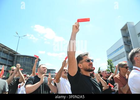 Neckarsulm, Allemagne. 9 juillet 2026. Les membres du conseil d'entreprise d'Audi, les représentants syndicaux et les membres du conseil de la jeunesse participent à un événement d'information et de protestation organisé par IG Metall devant l'usine Audi de Neckarsulm. Le jour de la réunion du conseil de surveillance de Volkswagen AG à Wolfsburg, IG Metall organise des événements d'information et de protestation à de nombreux endroits au sein du groupe à l'échelle nationale. Credit: Bernd Weißbrod/dpa/Alamy Live News Banque D'Images