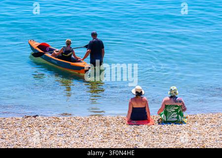 Lyme Regis, Dorset, Royaume-Uni. 9 juillet 2026. Météo britannique : Les gens profitent du paddle et de la voile lors d’un après-midi brûlant dans la station balnéaire de Lyme Regis.. Une vague de chaleur est prévue pour le mois de juillet cette semaine alors que les températures continuent de grimper à l’approche du week-end. Credit : Celia McMahon/Alamy Live News Banque D'Images