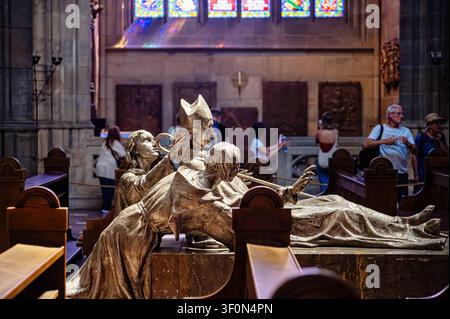 République tchèque, Prague - 24 juin 2026 : Des visiteurs explorent la cathédrale Saint-Victor à Prague tout en admirant des sculptures et des vitraux Banque D'Images