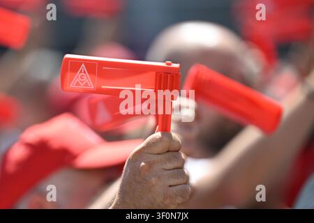 Neckarsulm, Allemagne. 9 juillet 2026. Les membres du conseil d'entreprise d'Audi, les représentants syndicaux et les membres du conseil de la jeunesse participent à un événement d'information et de protestation organisé par IG Metall devant l'usine Audi de Neckarsulm. Le jour de la réunion du conseil de surveillance de Volkswagen AG à Wolfsburg, IG Metall organise des événements d'information et de protestation à de nombreux endroits au sein du groupe à l'échelle nationale. Credit: Bernd Weißbrod/dpa/Alamy Live News Banque D'Images
