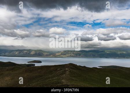 Une vue panoramique élevée et étendue sur le lac Sevan, le plus grand lac d'Arménie. Banque D'Images