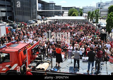 Neckarsulm, Allemagne. 9 juillet 2026. Les membres du conseil d'entreprise d'Audi, les représentants syndicaux et les membres du conseil de la jeunesse participent à un événement d'information et de protestation organisé par IG Metall devant l'usine Audi de Neckarsulm. Le jour de la réunion du conseil de surveillance de Volkswagen AG à Wolfsburg, IG Metall organise des événements d'information et de protestation à de nombreux endroits au sein du groupe à l'échelle nationale. Credit: Bernd Weißbrod/dpa/Alamy Live News Banque D'Images