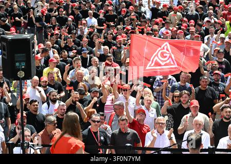 Neckarsulm, Allemagne. 9 juillet 2026. Les membres du conseil d'entreprise d'Audi, les représentants syndicaux et les membres du conseil de la jeunesse participent à un événement d'information et de protestation organisé par IG Metall devant l'usine Audi de Neckarsulm. Le jour de la réunion du conseil de surveillance de Volkswagen AG à Wolfsburg, IG Metall organise des événements d'information et de protestation à de nombreux endroits au sein du groupe à l'échelle nationale. Credit: Bernd Weißbrod/dpa/Alamy Live News Banque D'Images