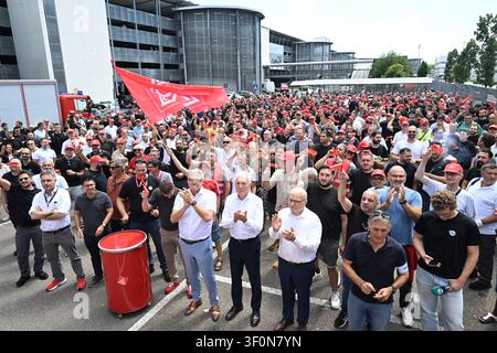 Neckarsulm, Allemagne. 9 juillet 2026. Les membres du conseil d'entreprise d'Audi, les représentants syndicaux et les membres du conseil de la jeunesse participent à un événement d'information et de protestation organisé par IG Metall devant l'usine Audi de Neckarsulm. Le jour de la réunion du conseil de surveillance de Volkswagen AG à Wolfsburg, IG Metall organise des événements d'information et de protestation à de nombreux endroits au sein du groupe à l'échelle nationale. Credit: Bernd Weißbrod/dpa/Alamy Live News Banque D'Images