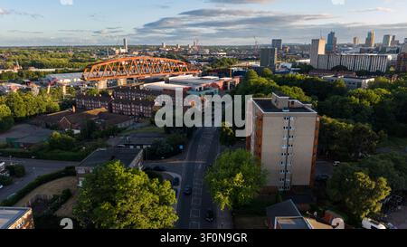 Vue aérienne de la construction du pont HS2 de Bellingham surplombant les quartiers résidentiels de Birmingham, en Angleterre Banque D'Images