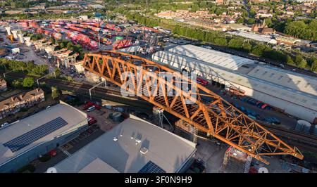 Vue par drone du pont HS2 de Bellingham en construction au-dessus de la West Coast Main Line et du terminal de marchandises au coucher du soleil Banque D'Images