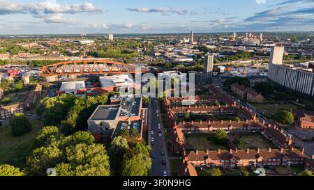 Vue aérienne par drone de la construction du pont HS2 de Bellingham à côté d'un quartier résidentiel à Birmingham, en Angleterre Banque D'Images